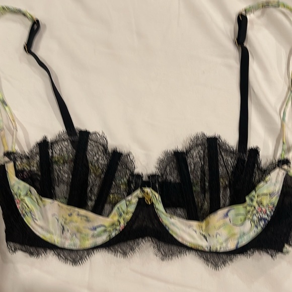 Victoria’s Secret Very Sexy Satin Lace Bra - Picture 2 of 5